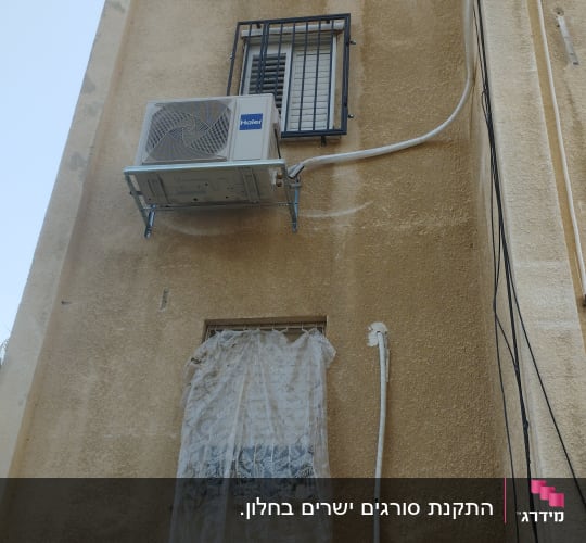 מסגרות חלונות עם סורגים על קיר בניין